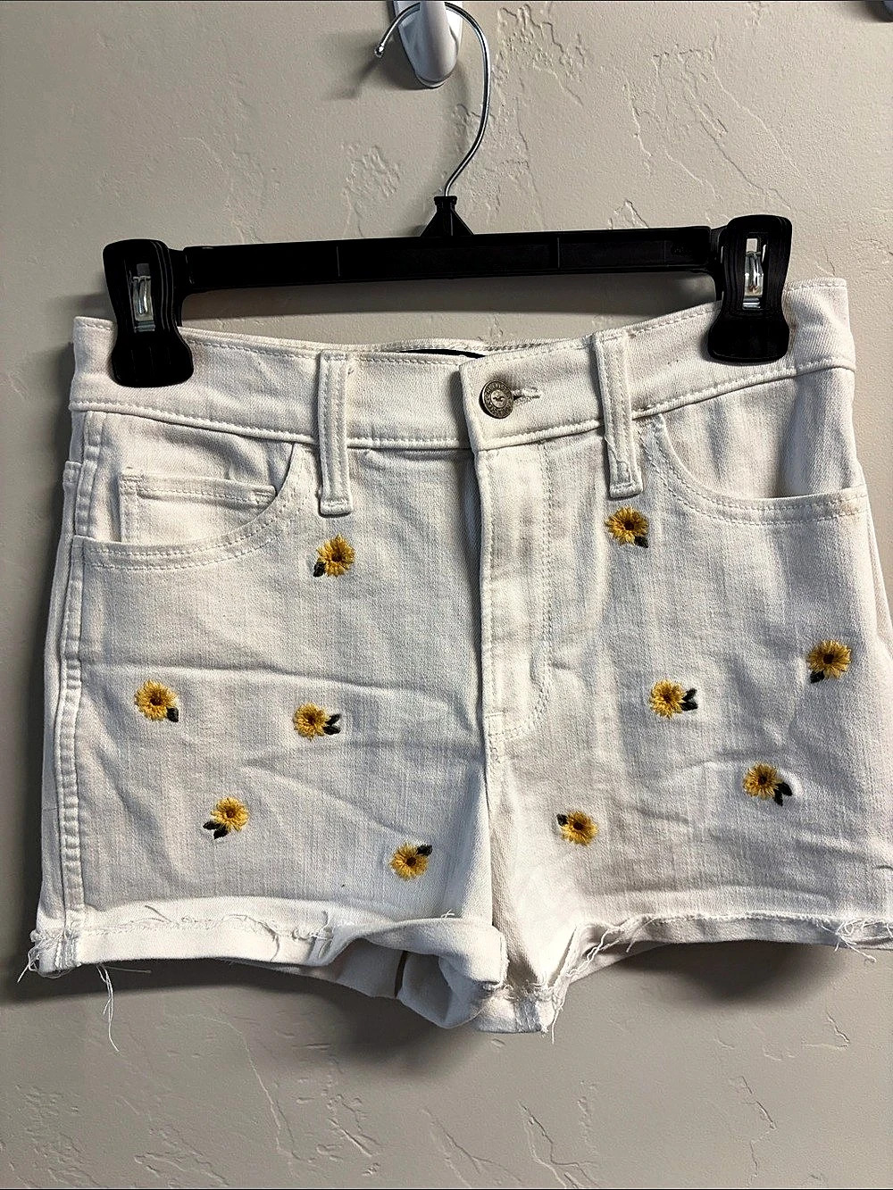 Hollister High-Rise Short 3" Sunflower Embroidered White Shorts Waist 26